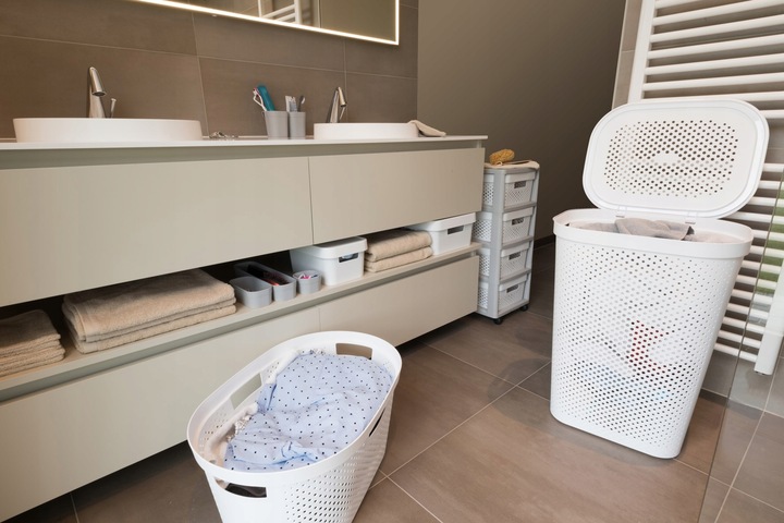 Kosz na Pranie Bieliznę 60L Curver Pojemnik do Łazienki z Kalpą Pokrywą