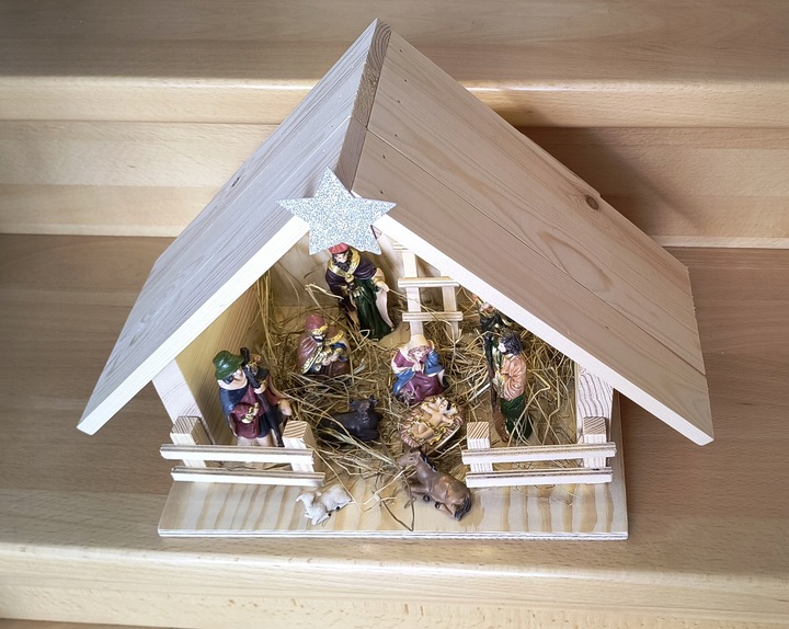 Szopka Bożonarodzeniowa drewniana z figurkami stajenka oświetlenie led