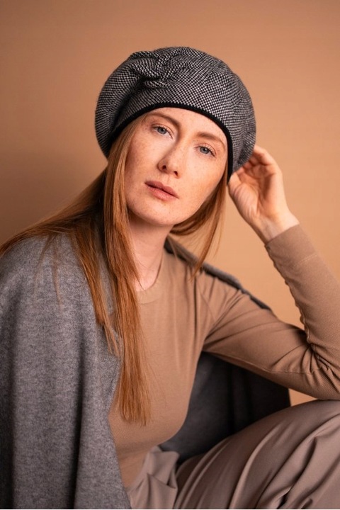 Beret damski wełniany Arcana - z dodatkiem angory, elegancki Czarny