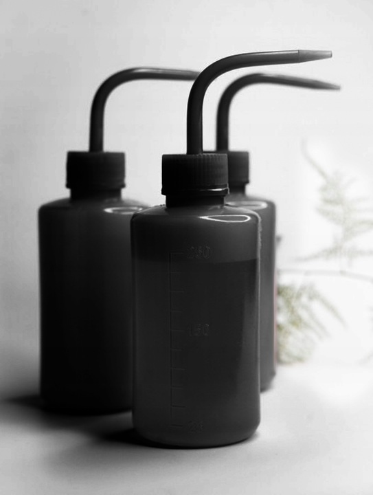 BUTELKA TRYSKAWKA BUTELECZKA DO MYCIA RZĘS 250 ml CZARNA