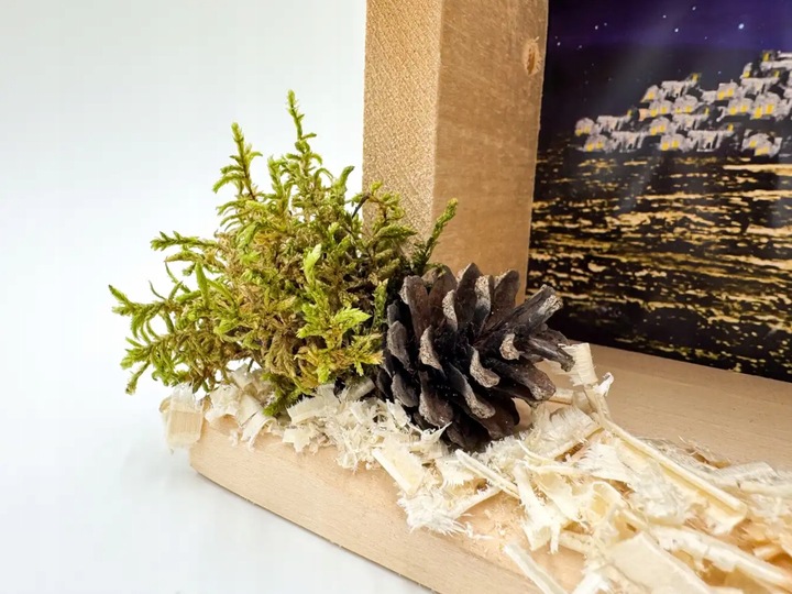 SZOPKA BOŻONARODZENIOWA DREWNIANA Z OŚWIETLENIEM NATURALNA + FIGURY 9 CM