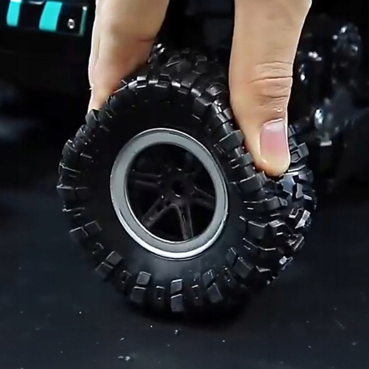 SAMOCHÓD ZDALNIE STEROWANY AUTO WYŚCIGOWE PILOT 4X4 PREZENT POD CHOINKĘ