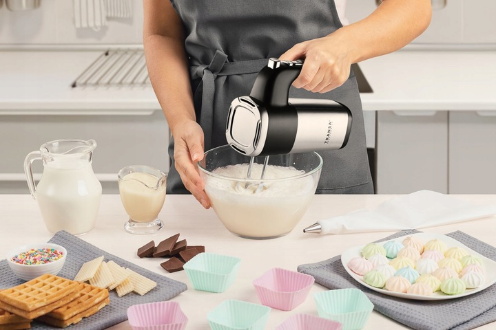 Mikser ręczny 5 biegów tryb TURBO Zestaw 4 mieszadła Organizer TRANSA 900W