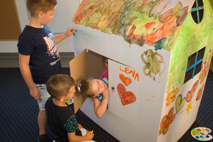 Domek dla dzieci z tektury