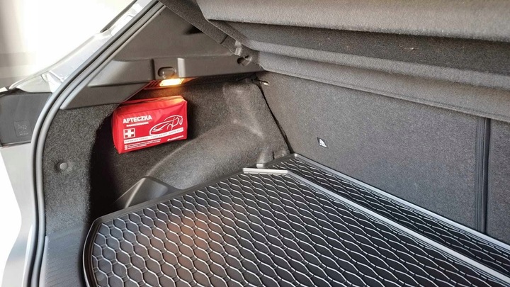 APTECZKA SAMOCHODOWA CAŁA EUROPA Z KOCEM TERMICZNYM USTNIK DIN 13164 PLUS