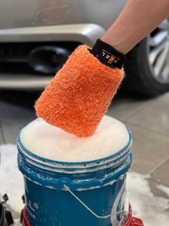 ZESTAW DO MYCIA AUTA rękawica z mikrofibry + ręcznik do osuszania + szampon