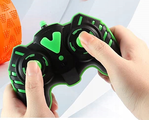 AUTO SAMOCHÓD TWISTER RC 4X4 ZDALNIE STEROWANY NA PILOT AKROBATA KASKADER