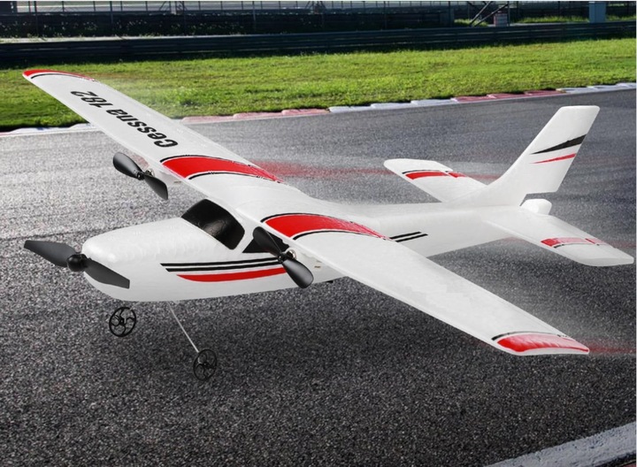 SAMOLOT ZDALNIE STEROWANY LATAJĄCY SZYBOWIEC RC MODEL CESSNA 182 PILOT 2,4