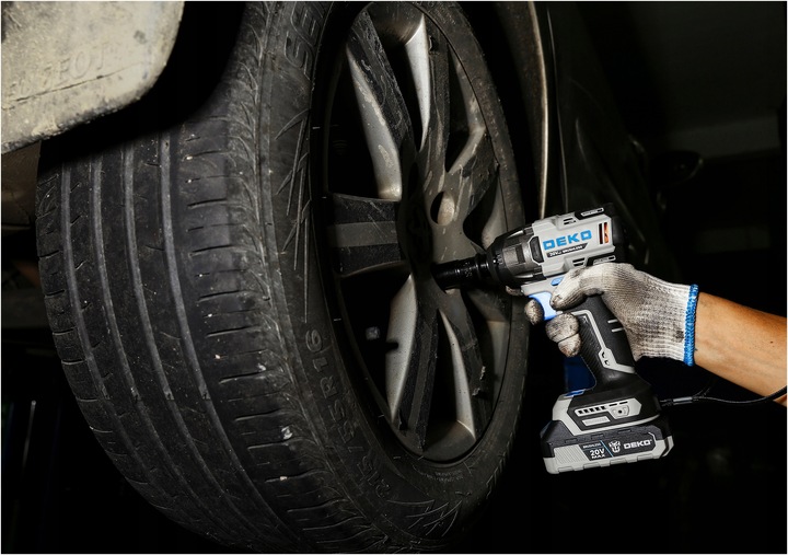 KLUCZ UDAROWY AKUMULATOROWY DO KÓŁ BEZSZCZOTKOWY 1/2" NASADKI 2xAKU 20V