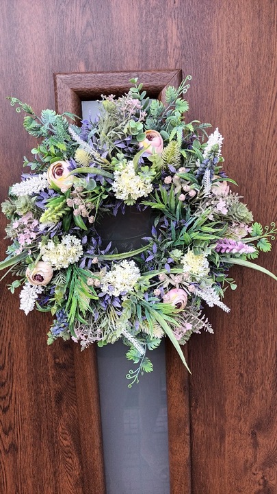 Wianek całoroczny na drzwi , stół.