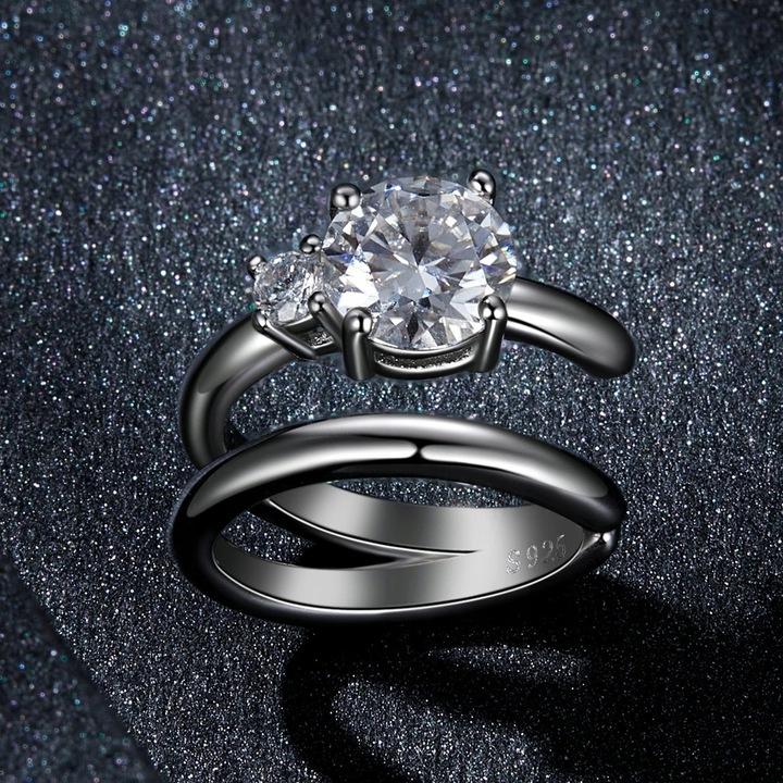 KM69 Srebrna nausznica z Moissanitami 0,5 ct 0,03 ct