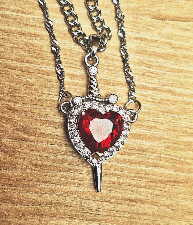 MD elegancki damski naszyjnik CZERWONE SERCE serduszko MIECZ | 2w1