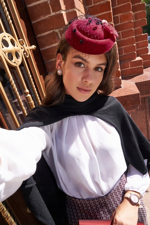 Damski filcowy kapelusz toczek fascynator retro