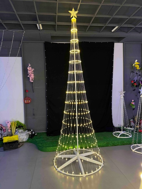 Dekoracyjna choinka ze świątecznymi lampkami LED do ulicy ogrodu i pokoju