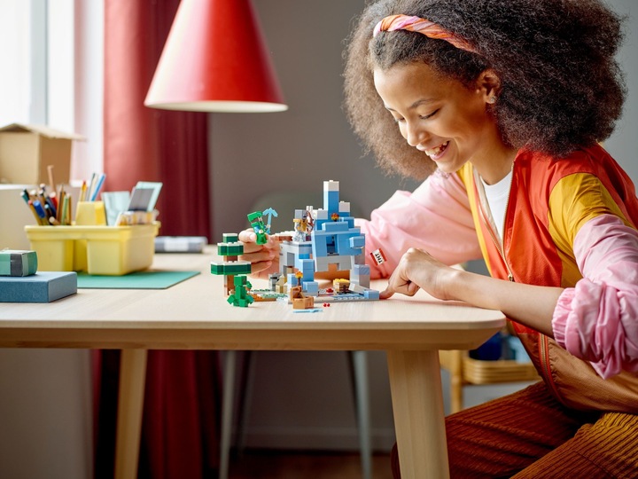 LEGO MINECRAFT 21243 KLOCKI LODOWA JASKINIA DOMEK OŚNIEŻONE SZCZYTY