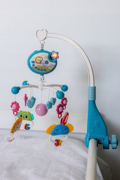 Karuzela do łóżeczka dziecięcego projektor gwiazd zwierzątka 400 melodii