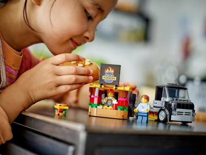 KLOCKI LEGO CITY 60404 CIĘŻARÓWKA Z BURGERAMI ZESTAW NA PREZENT + TORBA