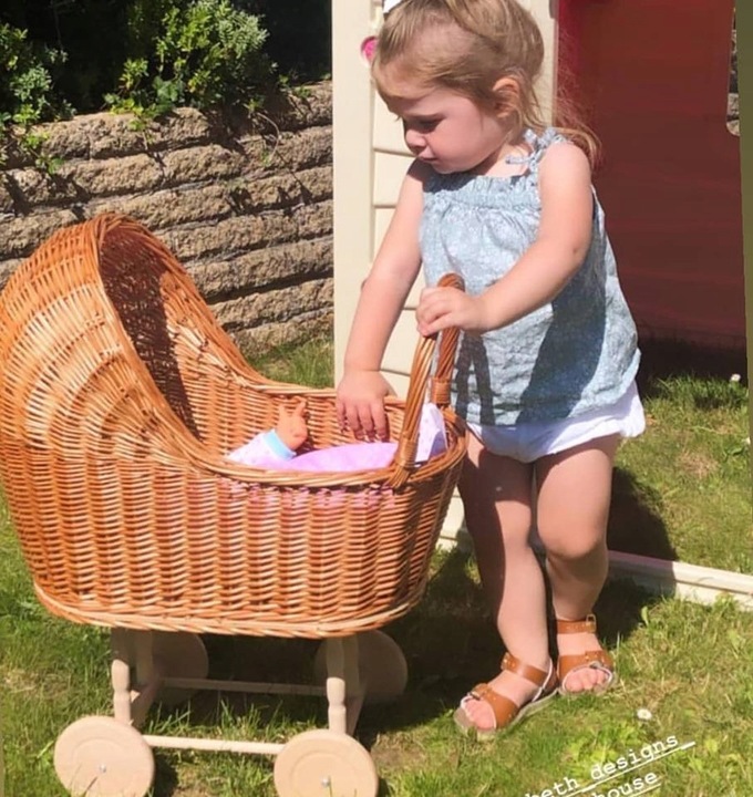 Wózek wiklinowy dla lalek NATURALNY pchacz pościel