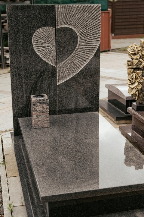 Ekskluzywny Wazon Granitowy na Grób Wazon na Pomnik (Himalaya) 28cm