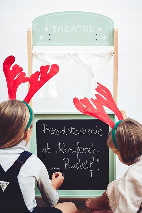 Duży drewniany sklep stragan teatr waga terminal płatniczy warzywa i owoce