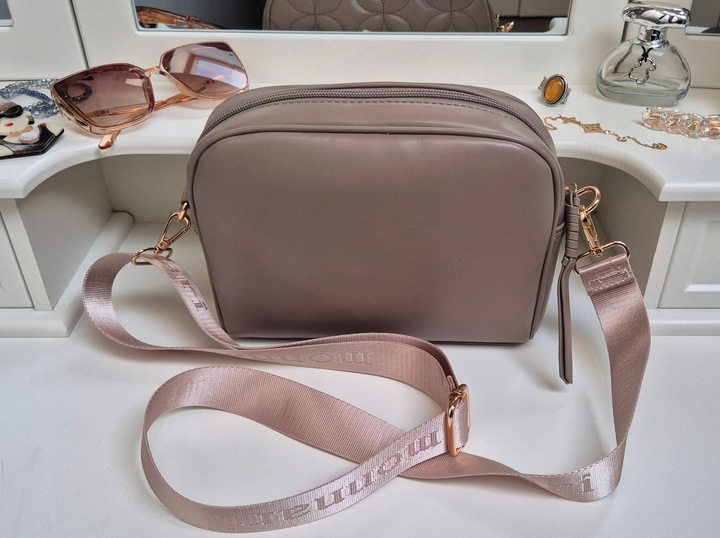 BEŻOWA TOREBKA LISTONOSZKA MONNARI MOCHA MOUSSE PASEK LOGO