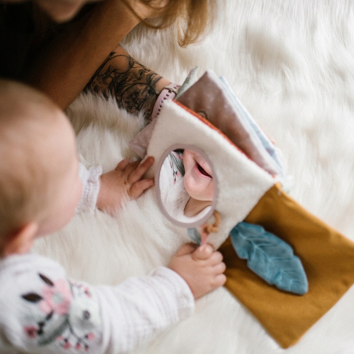 KSIĄŻECZKA SENSORYCZNA EDUKACYJNA MIĘKKA ZAWIESZKA 0+ 1531 BABYONO