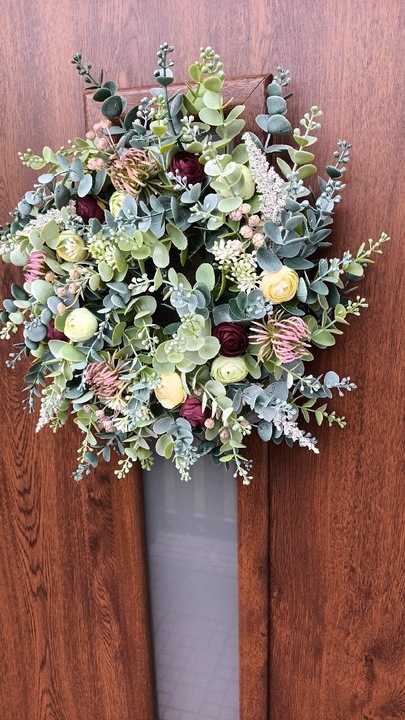 Wianek całoroczny na drzwi , stół.