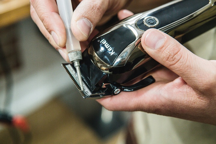 BEZPRZEWODOWA MASZYNKA DO STRZYŻENIA WŁOSÓW KEMEI KM-1990 BARBER USB LCD