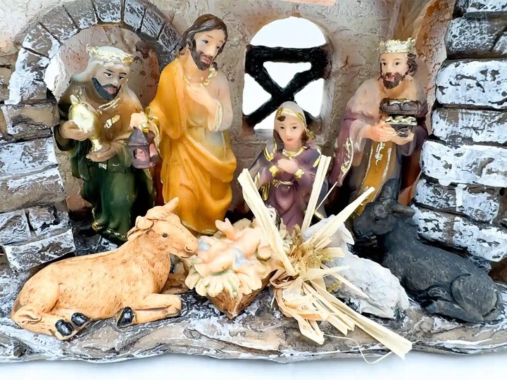 SZOPKA BOŻONARODZENIOWA KAMIENNA 30 CM Z OŚWIETLENIEM I FIGURAMI STAJENKA