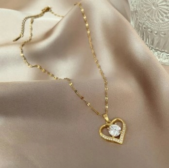 ŁAŃCUSZEK Z ZAWIESZKĄ POZŁACANY 18 KARATOWYM ZŁOTEM W KSZTAŁCIE SERCA