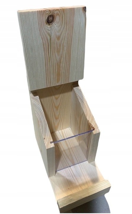 Karmnik dla wiewiórek drewniany - domek