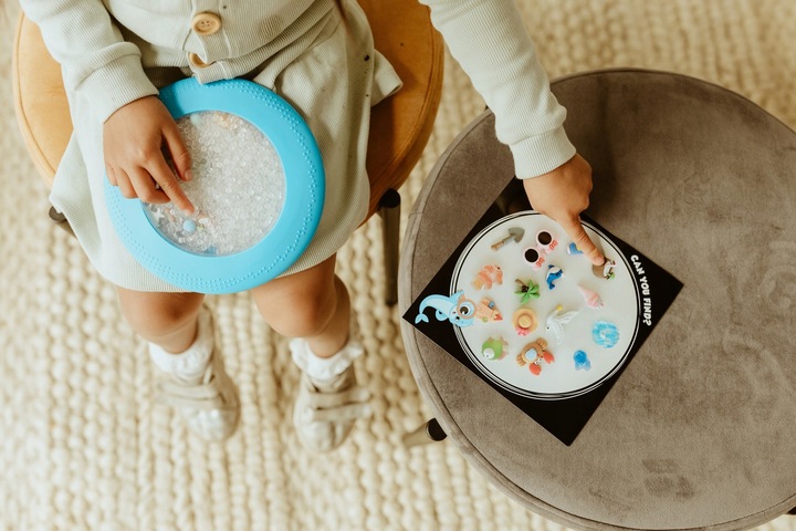 Jellystone Sensoryczny dysk z figurkami A-Ku-Ku! Peekaboo motyw Plaża Beach