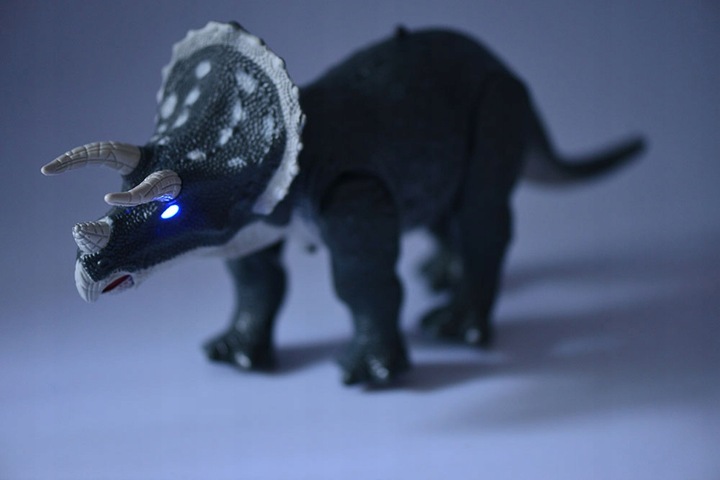 DINOZAUR zdalnie sterowany Triceratops CHODZI RYCZY ŚWIECI INTERAKTYWNY