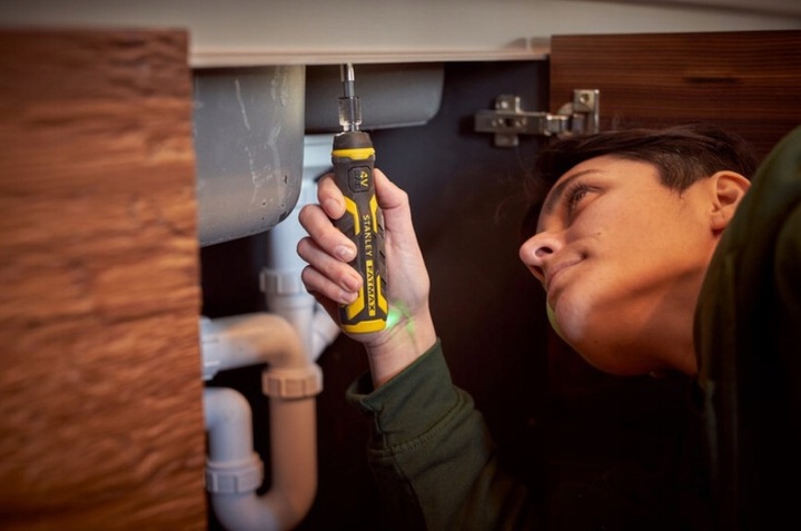 Wkrętak akumulatorowy STANLEY FATMAX 4V z ładowarką i bitami LED