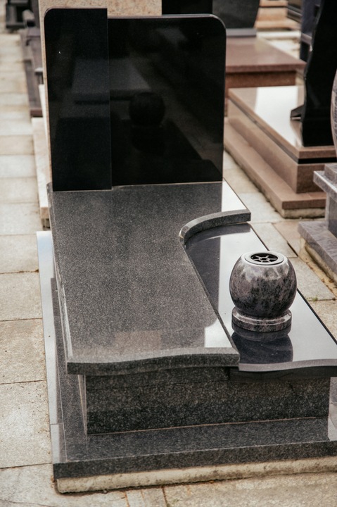 Ekskluzywny Wazon na Pomnik Wazon na Nagrobek Granitowy Fioletowy (Orion)