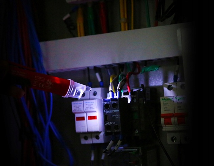 Bezdotykowy tester próbnik napięcia UNI-T UT12D-EU 24-1000V AC DETEKTOR