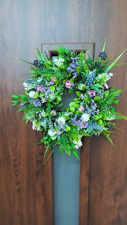 Wianek całoroczny na drzwi , stół.