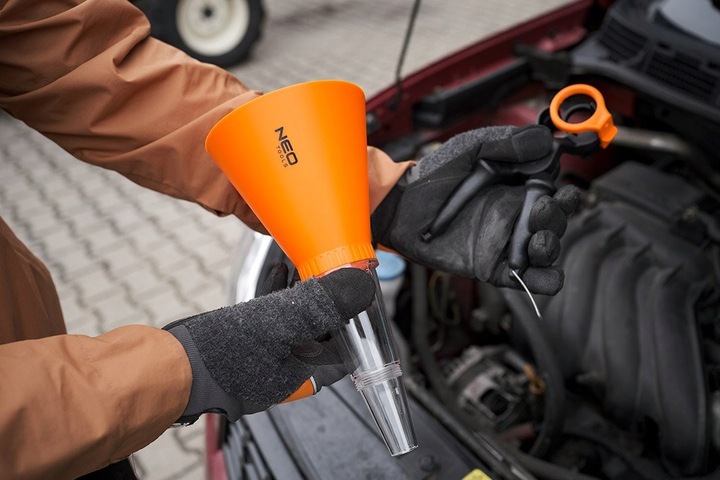 NEO LEJEK SAMOCHODOWY UNIWERSALNY 125MM UCHWYT MONTAŻOWY DO PALIWA PŁYNU