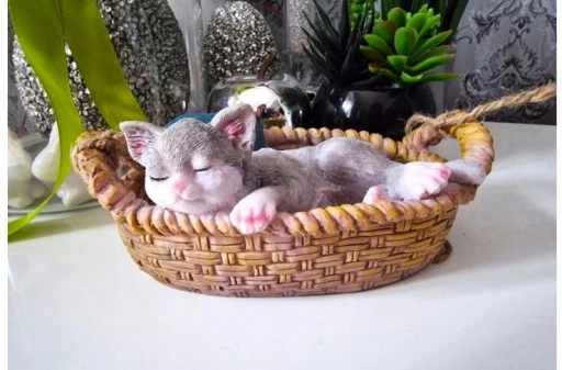 FIGURKA OZDOBNA - KOT ŚPIĄCY W KOSZYKU