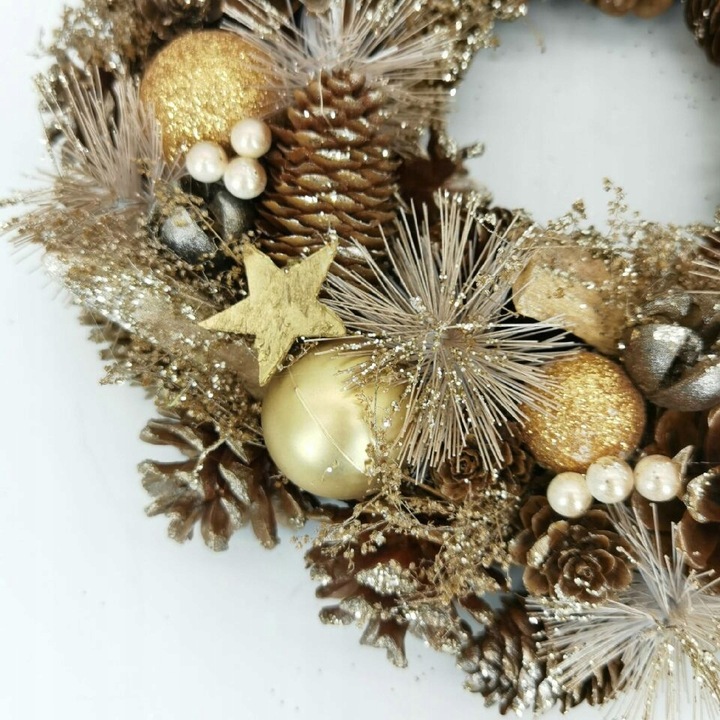 Ręcznie robiony wieniec świąteczny 34 cm złoty stroik z szyszek i bombek
