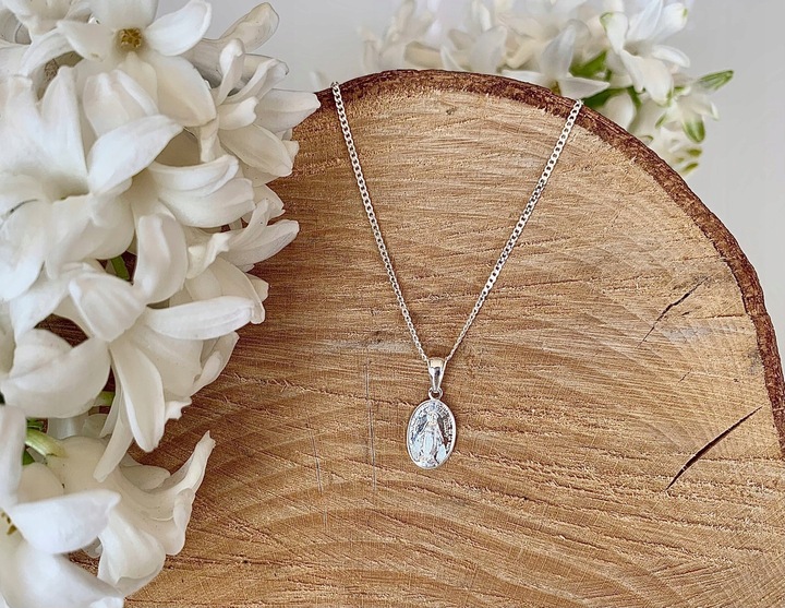 Cudowny medalik Matka Boska i łańcuszek pancerka 45cm dla chłopca święcenie