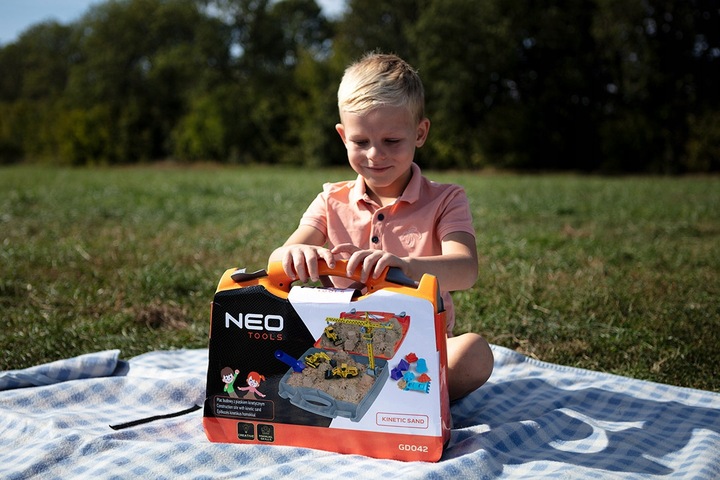 Plac budowy piasek kinetyczny dźwig pojazdy budowlane zabawka w walizce NEO