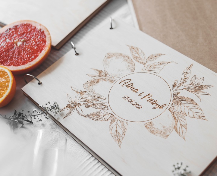 DREWNIANY ALBUM NA ZDJĘCIA PERSONALIZOWANY GRAWER