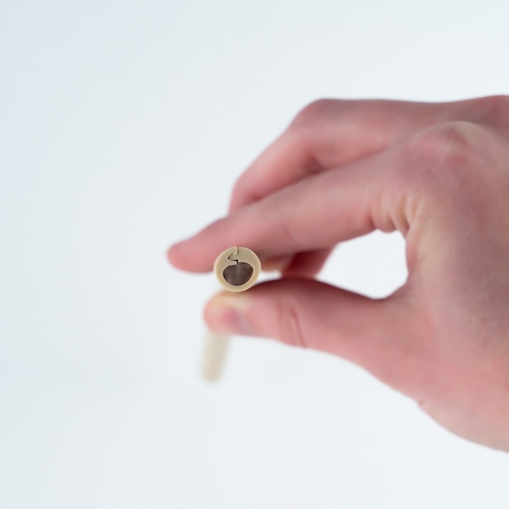 Kubek termiczny ze słomką ustnikiem z uchwytem 600 ml niebieski KITE