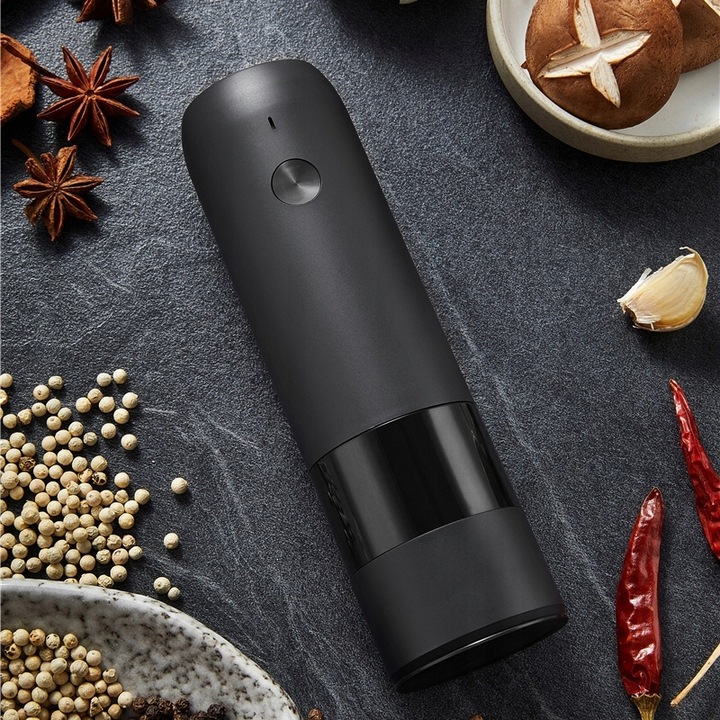 ELEKTRYCZNY MŁYNEK DO PIEPRZU I SOLI Z OŚWIETLENIA