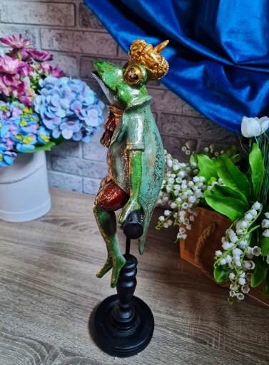 FIGURKA FIGURA ŻABA ŻABKA SIEDZĄCA W KORONIE model II