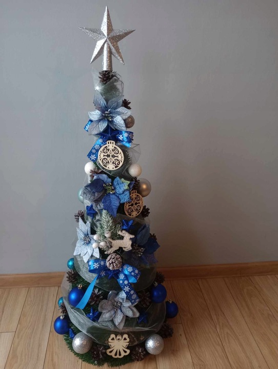 STOŻEK choinka DEKOROWANY z ozdobami 140 cm UBRANA