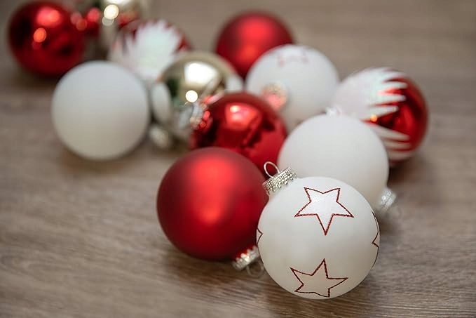 12 SZKLANYCH BOMBEK, BOMBKI CHOINKOWE CZERWONE BIAŁE SREBRNE MIX 8CM