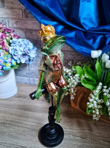 FIGURKA FIGURA ŻABA ŻABKA SIEDZĄCA W KORONIE model II