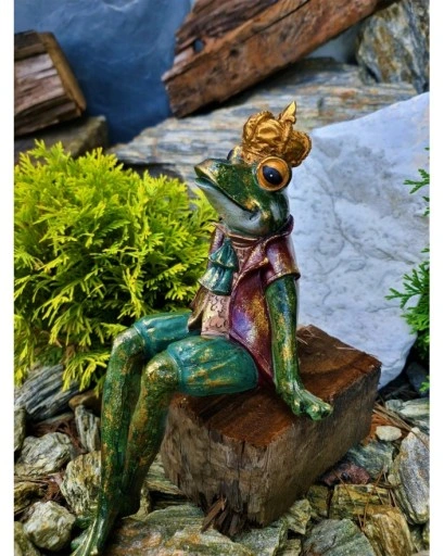 FIGURKA FIGURA ŻABA ŻABKA SIEDZĄCA W KORONIE